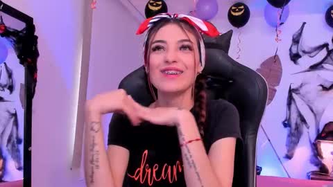 Snapshot of sofiarouge_ chatting on October 20, 8:09 pm Sofia Help me reach 5K followers online show from October 20, 8:09 pm