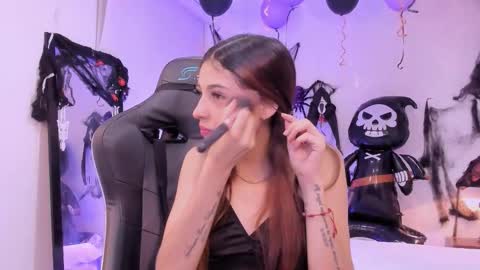 Snapshot of sofiarouge_ chatting on October 30, 8:20 pm Sofia Help me reach 5K followers online show from October 30, 8:20 pm