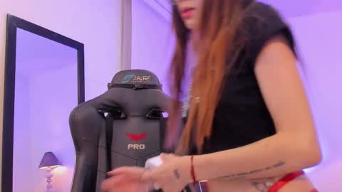 Snapshot of sofiarouge_ chatting on November 5, 8:09 pm Sofia Help me reach 5K followers online show from November 5, 8:09 pm