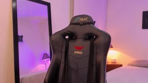 Snapshot of sofiarouge_ chatting on November 14, 8:18 pm Sofia Help me reach 5K followers online show from November 14, 8:18 pm