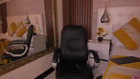 sofiathoompson online show from June 17, 8:43 pm