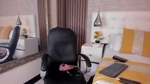 sofiathoompson online show from June 18, 9:41 pm