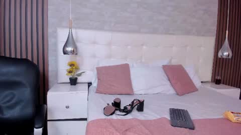sofiathoompson online show from July 4, 8:48 pm