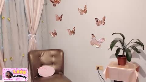 Snapshot of sofibelladelavega chatting on October 6, 3:31 pm Sofi Bella online show from October 6, 3:31 pm