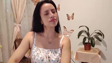 Snapshot of sofibelladelavega chatting on October 17, 3:36 pm Sofi Bella online show from October 17, 3:36 pm