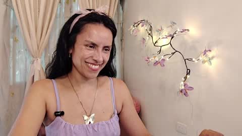 Snapshot of sofibelladelavega chatting on April 6, 7:04 pm Sofi Bella online show from April 6, 7:04 pm