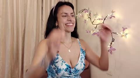 Snapshot of sofibelladelavega chatting on April 29, 7:20 pm Sofi Bella online show from April 29, 7:20 pm