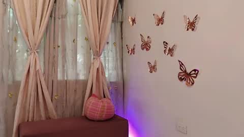 Snapshot of sofibelladelavega chatting on June 15, 7:05 pm Sofi Bella online show from June 15, 7:05 pm
