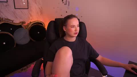 Snapshot of sofiebloom chatting on June 14, 3:19 am Sofie online show from June 14, 3:19 am