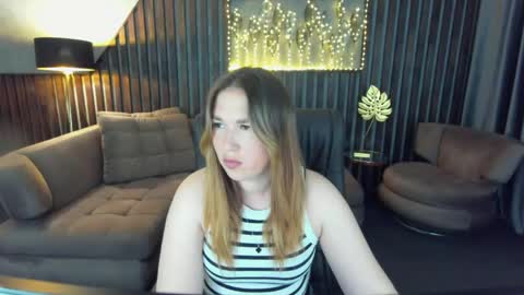 Snapshot of sofii_darling chatting on May 10, 4:23 pm sofii_darling online show from May 10, 4:23 pm