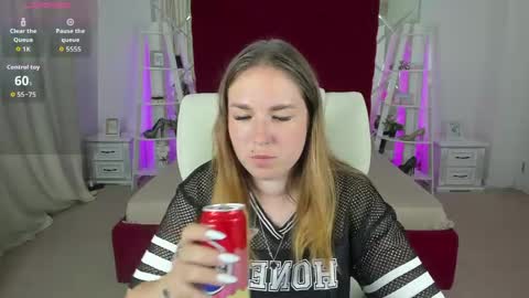 Snapshot of sofii_darling chatting on June 8, 4:40 pm sofii_darling online show from June 8, 4:40 pm