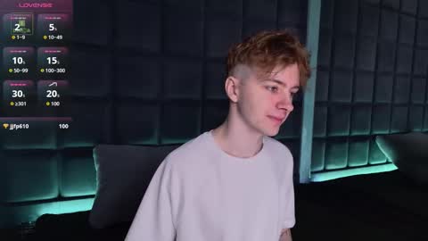 Snapshot of softcrave chatting on December 5, 8:38 pm PAUL online show from December 5, 8:38 pm