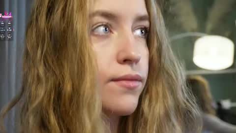 softdreamer_ online show from November 8, 10:26 am