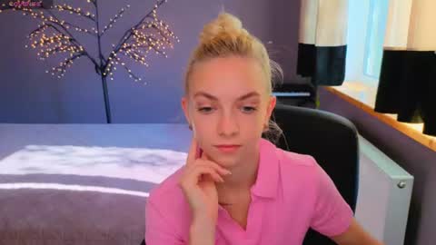 Snapshot of sonnysofia chatting on June 10, 5:39 am Sonya online show from June 10, 5:39 am