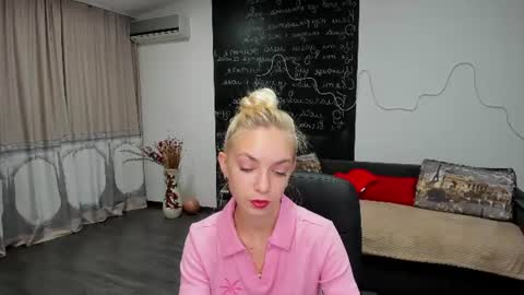 Snapshot of sonnysofia chatting on June 12, 5:39 am Sonya online show from June 12, 5:39 am