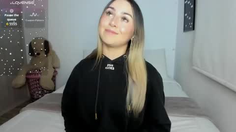 Snapshot of sophi_moreno chatting on April 11, 12:59 am Sofi online show from April 11, 12:59 am