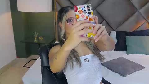 Snapshot of sophia_loreenn chatting on September 20, 3:02 pm Sofia online show from September 20, 3:02 pm