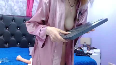 Snapshot of sophia_ny chatting on February 14, 12:09 am SOPHIA online show from February 14, 12:09 am