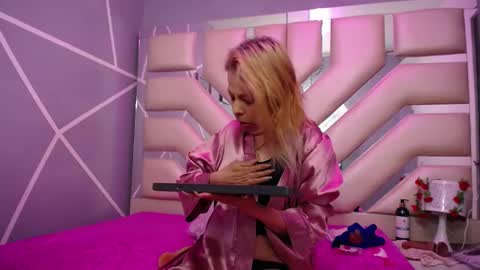 Snapshot of sophia_ny chatting on February 24, 11:09 pm SOPHIA online show from February 24, 11:09 pm