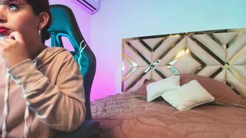 Snapshot of sophia_velvett chatting on April 14, 12:00 pm sophia_velvett online show from April 14, 12:00 pm