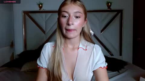 Snapshot of sophiaalee chatting on September 10, 12:32 am SophiaLee online show from September 10, 12:32 am