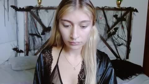 Snapshot of sophiaalee chatting on October 25, 10:48 pm SophiaLee online show from October 25, 10:48 pm