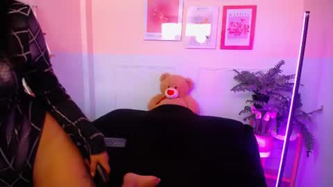 Snapshot of sophie_benet_ chatting on June 12, 11:31 am Sophie online show from June 12, 11:31 am