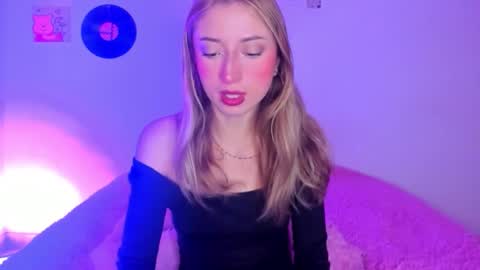 Snapshot of sophie_collins13 chatting on February 27, 6:35 am Sophie online show from February 27, 6:35 am