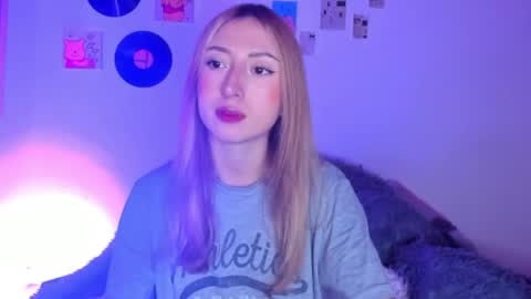 Snapshot of sophie_collins13 chatting on April 8, 7:41 am Sophie online show from April 8, 7:41 am