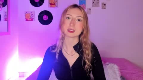 Snapshot of sophie_collins13 chatting on April 11, 7:13 am Sophie online show from April 11, 7:13 am