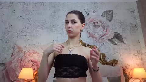 Snapshot of sophie_eloise chatting on February 24, 6:44 am Sophie online show from February 24, 6:44 am