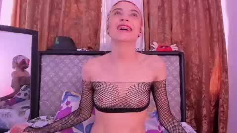 Sophie online show from June 12, 6:40 pm