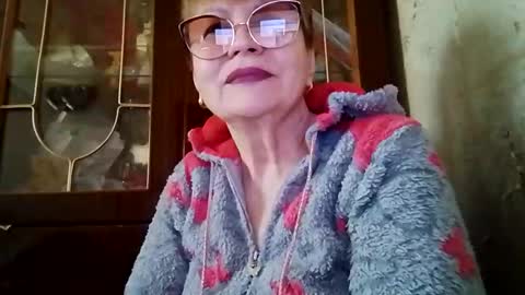 SophieBurnsX online show from April 26, 8:45 am