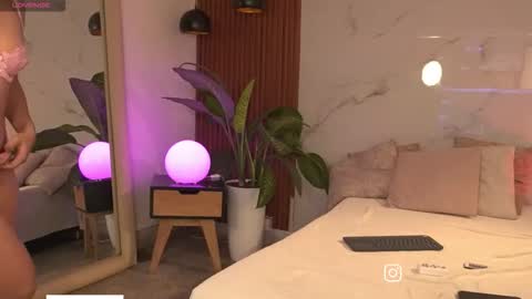 Snapshot of sophiecollins_1 chatting on March 29, 12:49 pm Sophie online show from March 29, 12:49 pm