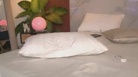 Snapshot of sophiecollins_1 chatting on April 23, 12:40 pm Sophie online show from April 23, 12:40 pm