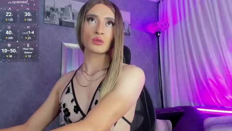 Snapshot of sophiee_s chatting on March 8, 5:01 pm Sophie online show from March 8, 5:01 pm