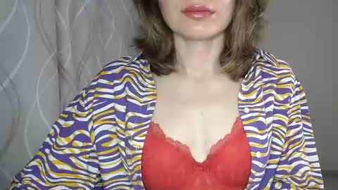 Snapshot of sophiemisss chatting on June 18, 6:13 am Sophiemisss online show from June 18, 6:13 am