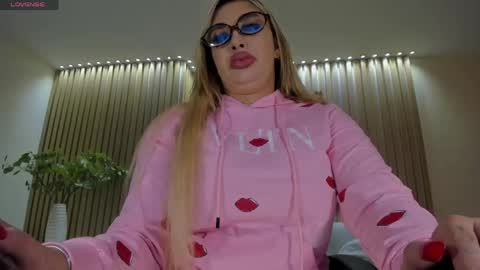 Snapshot of sophiepalmerx chatting on May 28, 11:40 am Sophie Palmer online show from May 28, 11:40 am