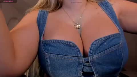 Snapshot of sophiepalmerx chatting on June 15, 12:29 pm Sophie Palmer online show from June 15, 12:29 pm