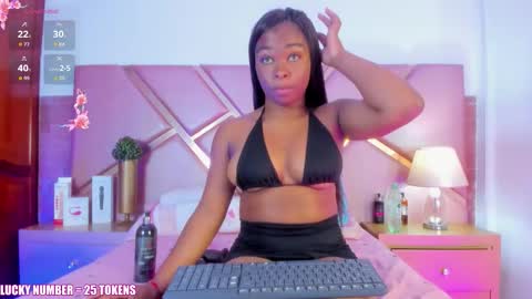 Snapshot of sophiesinclair chatting on October 23, 12:59 pm Sophie online show from October 23, 12:59 pm