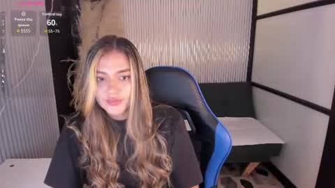 sophiewatson_ online show from June 18, 1:59 pm