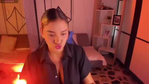 sophiewatson_ online show from July 1, 2:07 pm