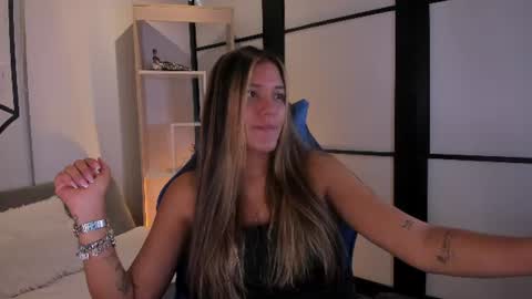 sophiewatson_ online show from July 3, 12:55 pm