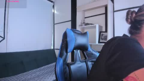 sophiewatson_ online show from July 29, 3:10 pm