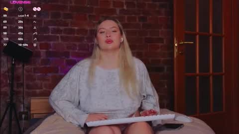 Snapshot of soulmeinme chatting on October 28, 8:11 pm soulmeinme online show from October 28, 8:11 pm