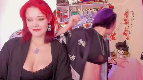 Snapshot of sova_energy chatting on December 1, 3:22 am Leah online show from December 1, 3:22 am