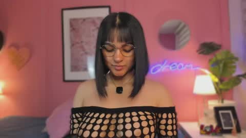 Snapshot of soysaraa_ chatting on May 5, 5:04 am Aleja online show from May 5, 5:04 am