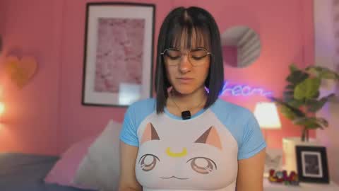 Snapshot of soysaraa_ chatting on June 5, 5:03 am Aleja online show from June 5, 5:03 am