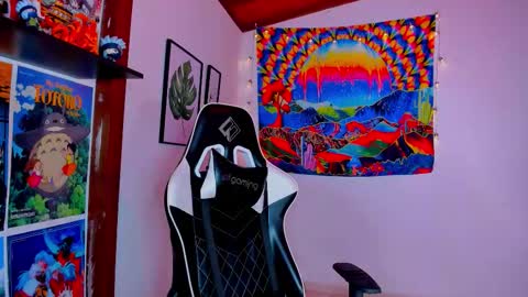 Snapshot of space__kittyy chatting on October 24, 1:03 am Val online show from October 24, 1:03 am