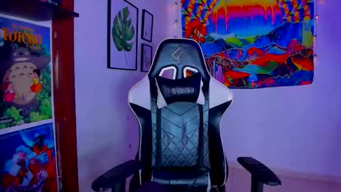 Snapshot of space__kittyy chatting on November 20, 1:39 am Val online show from November 20, 1:39 am